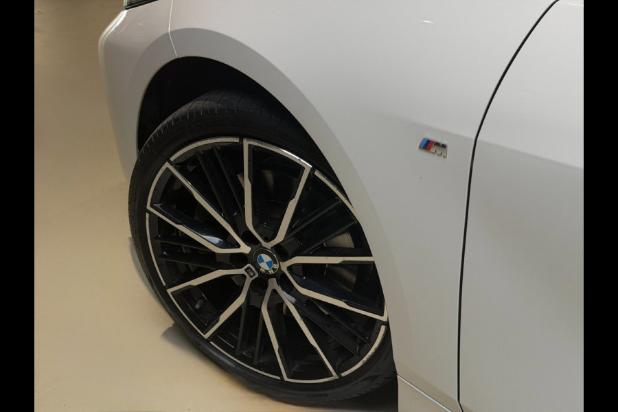 BMW 1-serie 120i High Executive|Pano|HUD|Keyless|Sfeer