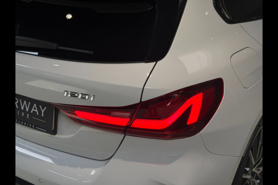 BMW 1-serie 120i High Executive|Pano|HUD|Keyless|Sfeer