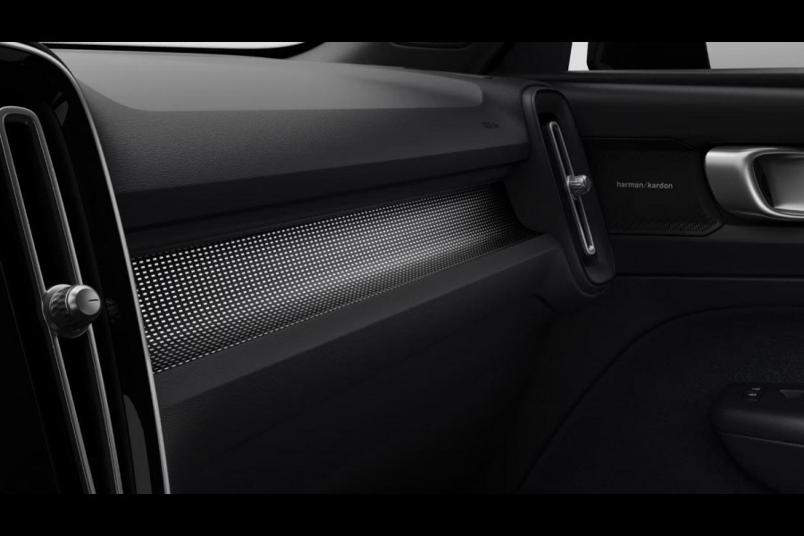 Volvo EC40 Twin Motor Plus Black Edition Europa 82 kWh Lighting Climate Visual Park Assist Dak hoogglans zwart Extra getint glas achter