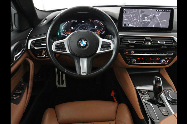 BMW 5 Serie Touring 520i Business Edition Plus | Panoramadak | Leder | Elektrische stoelen | Stoelverwarming | Carplay | Cruise control | Climate control | Trekhaak