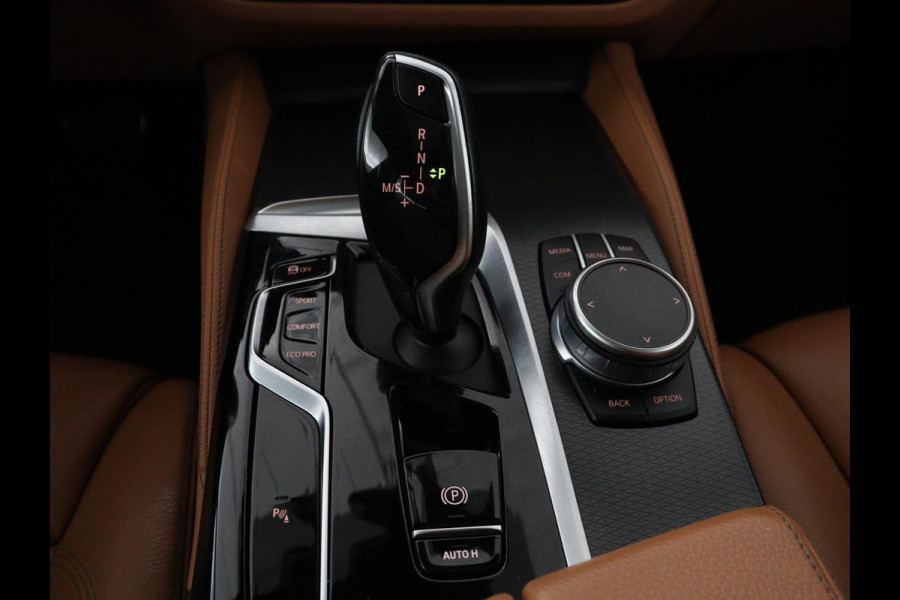 BMW 5 Serie Touring 520i Business Edition Plus | Panoramadak | Leder | Elektrische stoelen | Stoelverwarming | Carplay | Cruise control | Climate control | Trekhaak