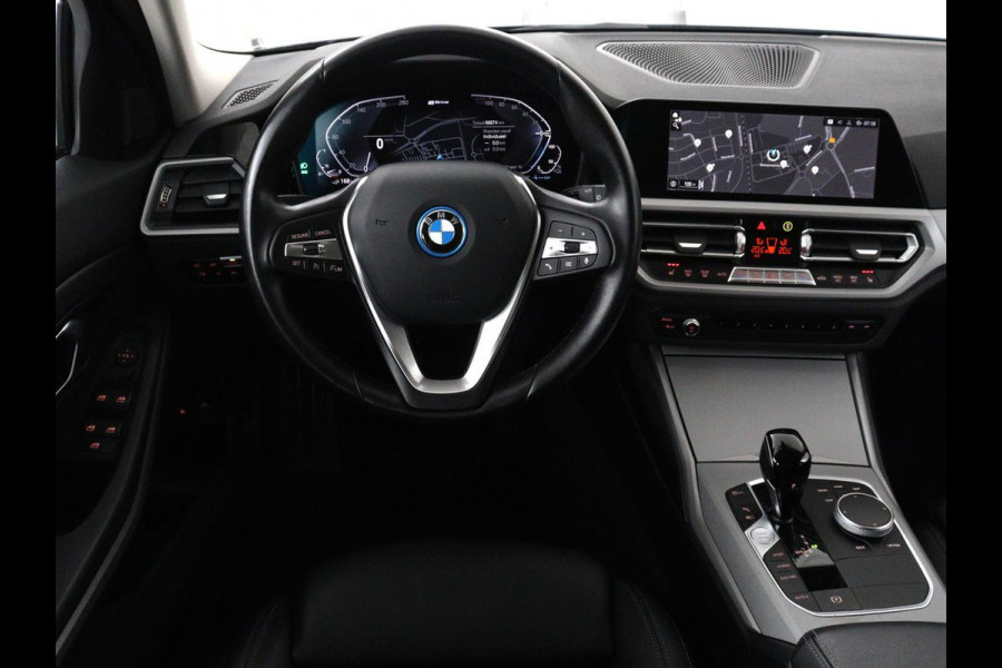 BMW 3 Serie Touring 320e Business Edition Plus | SOH 90% | Leder | Stoelverwarming | Carplay | Cruise control | Climate control | Elektrische achterklep | Park assist | PHEV