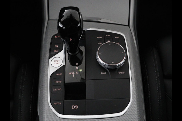 BMW 3 Serie Touring 320e Business Edition Plus | SOH 90% | Leder | Stoelverwarming | Carplay | Cruise control | Climate control | Elektrische achterklep | Park assist | PHEV