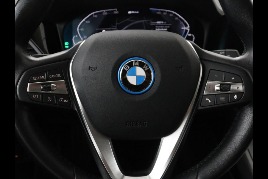 BMW 3 Serie Touring 320e Business Edition Plus | SOH 90% | Leder | Stoelverwarming | Carplay | Cruise control | Climate control | Elektrische achterklep | Park assist | PHEV