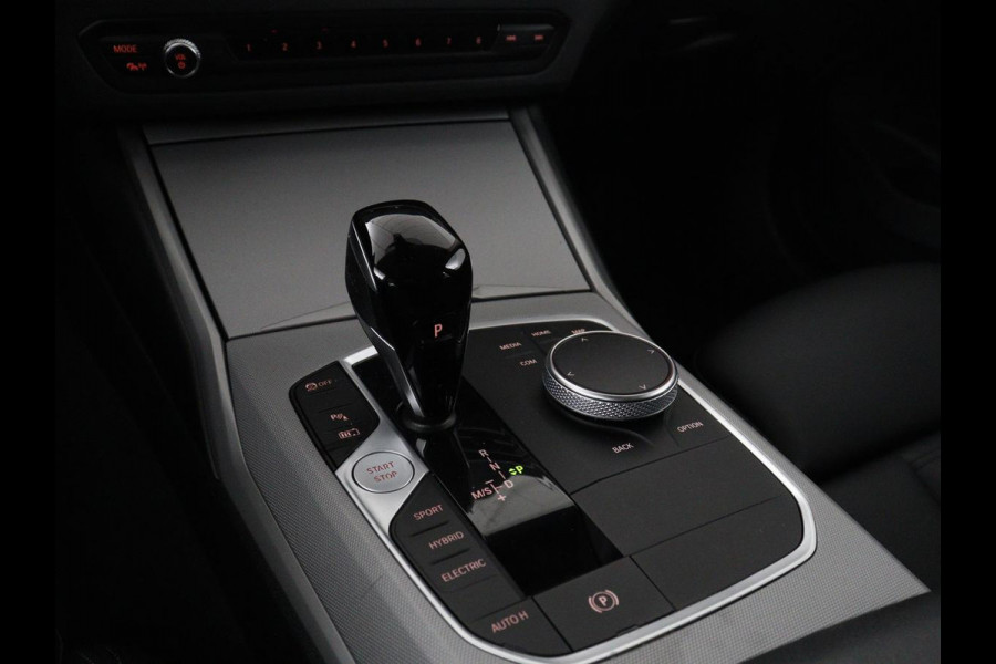 BMW 3 Serie Touring 320e Business Edition Plus | SOH 90% | Leder | Stoelverwarming | Carplay | Cruise control | Climate control | Elektrische achterklep | Park assist | PHEV