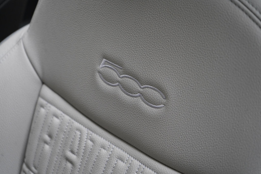 Fiat 500C La Prima 42 kWh | SoH 96,8% | Leder | Lm velgen | Navigatie | Carplay | Stoelverwarming