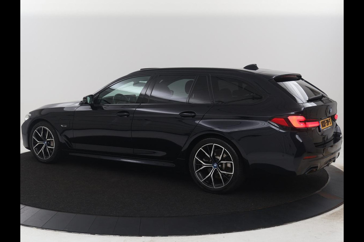 BMW 5 Serie Touring 530e Business Edition Plus | SOH 90% | Panoramadak | Harman/Kardon | Leder | Stoel & stuurverwarming | Achterbank verwarming | Adaptive cruise | Camera | Carplay | Trekhaak |