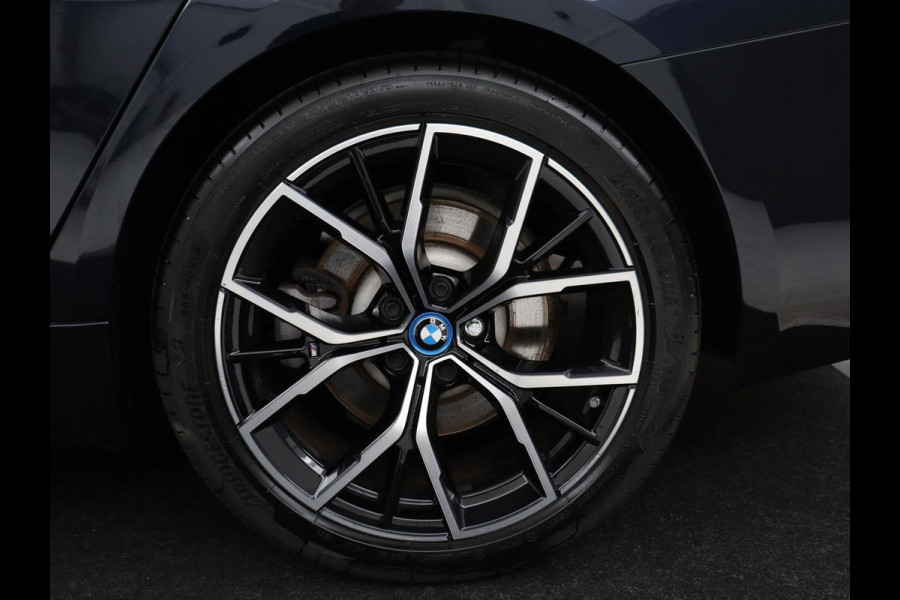 BMW 5 Serie Touring 530e Business Edition Plus | SOH 90% | Panoramadak | Harman/Kardon | Leder | Stoel & stuurverwarming | Achterbank verwarming | Adaptive cruise | Camera | Carplay | Trekhaak |