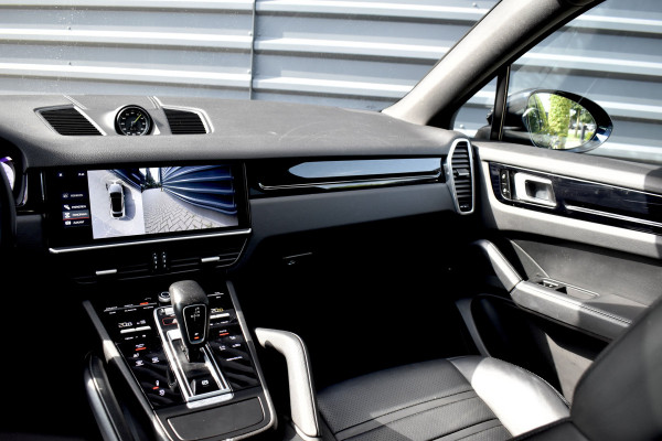 Porsche Cayenne Coupé 3.0 E-Hybrid 462pk Sport Chrono | Pano | 360 Camera | 21'' Wielen | Luchtvering | Stuurverwarming |  Stoel + Achterbankverwarming | LED Achterlichten donker |