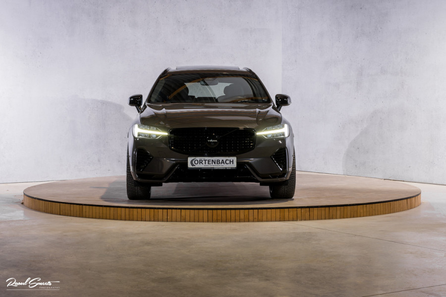 Volvo XC60 2.0 T8 Plug-in hybrid AWD R-Design | Luchtvering | Zwenkbare trekhaak | Panorama dak | Memory | Harman Kardon |