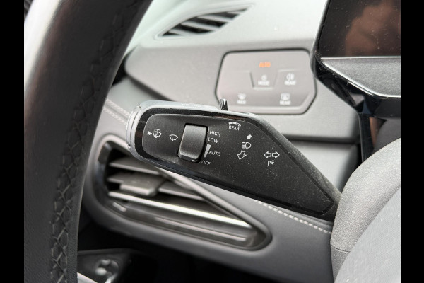 Volkswagen ID.3 Pure 52 kWh 18"/Adaptieve Cruise/Apple Carplay & Android Auto/DAB/Navigatie/Sfeerverlichting/Camera/Stuur + stoelverwarming