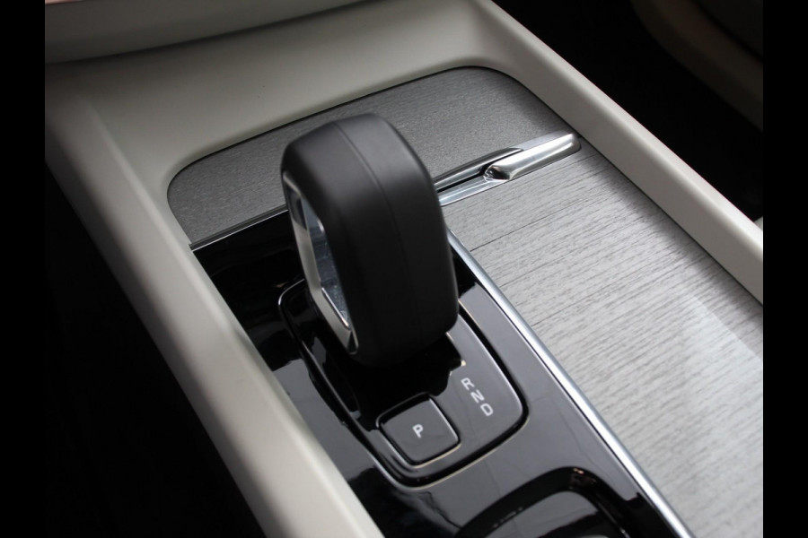 Volvo XC60 2.0 T6 Plug-in hybrid AWD Ultra Bright Climate control Adaptieve cruise control Navigatie Panoramadak Trekhaak Parkeersensoren 360* camera Voorstoelen verwarmd  Apple Carplay/ Android auto