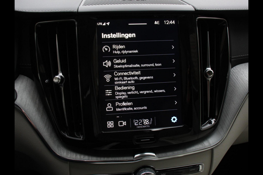 Volvo XC60 2.0 T6 Plug-in hybrid AWD Ultra Bright Climate control Adaptieve cruise control Navigatie Panoramadak Trekhaak Parkeersensoren 360* camera Voorstoelen verwarmd  Apple Carplay/ Android auto