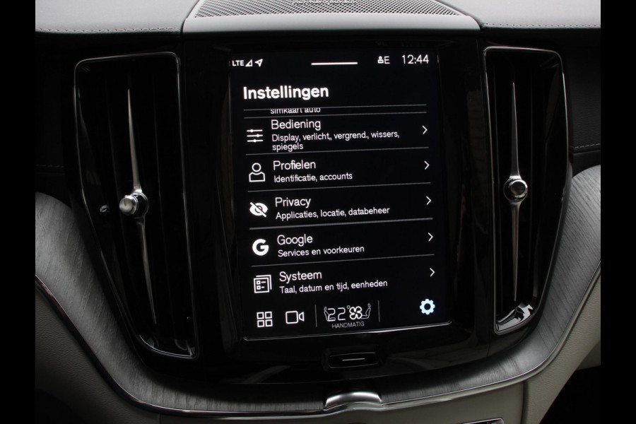Volvo XC60 2.0 T6 Plug-in hybrid AWD Ultra Bright Climate control Adaptieve cruise control Navigatie Panoramadak Trekhaak Parkeersensoren 360* camera Voorstoelen verwarmd  Apple Carplay/ Android auto