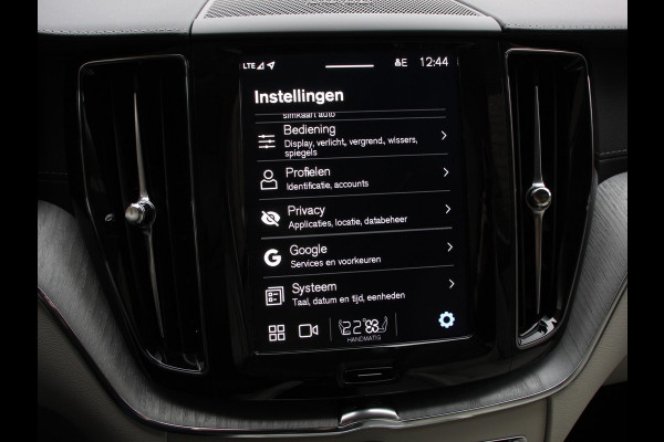 Volvo XC60 2.0 T6 Plug-in hybrid AWD Ultra Bright Climate control Adaptieve cruise control Navigatie Panoramadak Trekhaak Parkeersensoren 360* camera Voorstoelen verwarmd  Apple Carplay/ Android auto