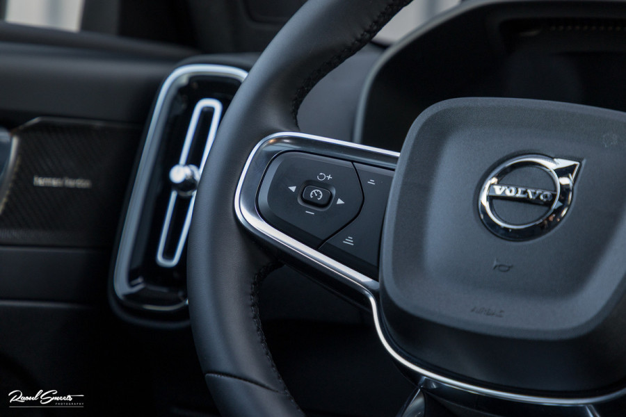 Volvo XC40 Recharge Ultimate 70 kWh | Panorama dak | Adaptieve cruise | Memory | Blis | Harman Kardon |