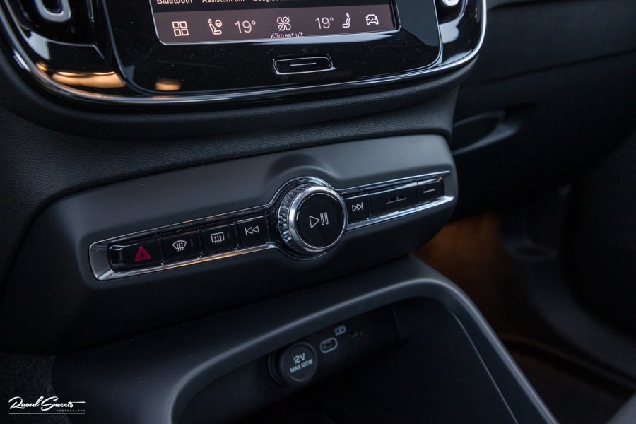 Volvo XC40 Recharge Ultimate 70 kWh | Panorama dak | Adaptieve cruise | Memory | Blis | Harman Kardon |