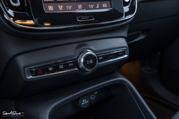 Volvo XC40 Recharge Ultimate 70 kWh | Panorama dak | Adaptieve cruise | Memory | Blis | Harman Kardon |