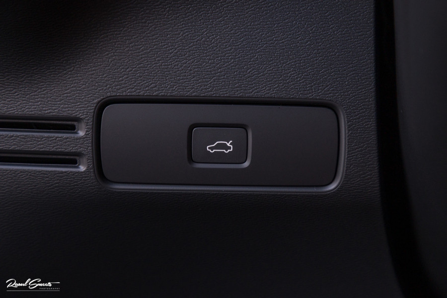 Volvo XC40 Recharge Ultimate 70 kWh | Panorama dak | Adaptieve cruise | Memory | Blis | Harman Kardon |