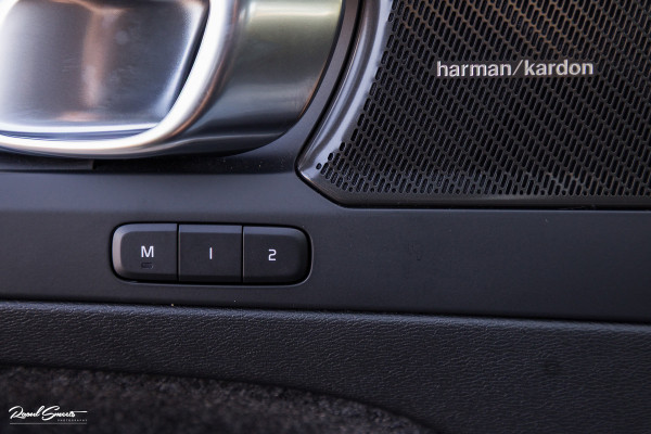 Volvo XC40 Recharge Ultimate 70 kWh | Panorama dak | Adaptieve cruise | Memory | Blis | Harman Kardon |