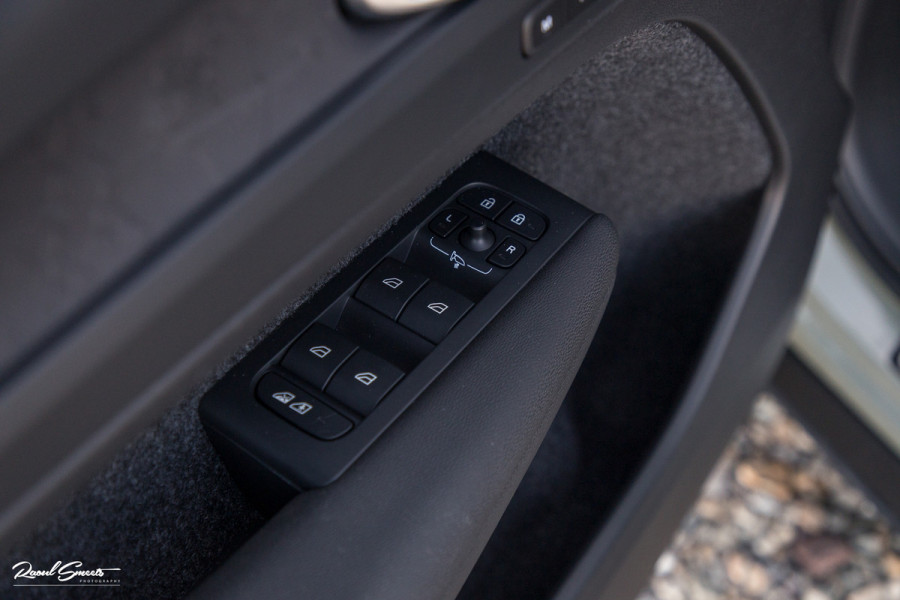 Volvo XC40 Recharge Ultimate 70 kWh | Panorama dak | Adaptieve cruise | Memory | Blis | Harman Kardon |
