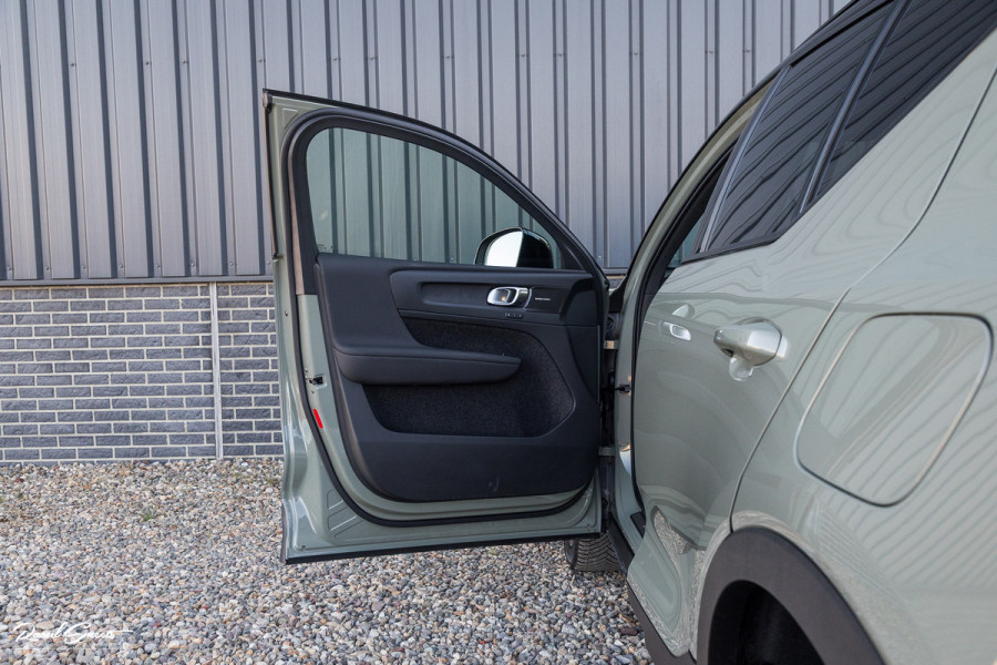 Volvo XC40 Recharge Ultimate 70 kWh | Panorama dak | Adaptieve cruise | Memory | Blis | Harman Kardon |