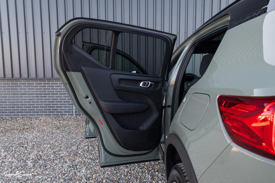Volvo XC40 Recharge Ultimate 70 kWh | Panorama dak | Adaptieve cruise | Memory | Blis | Harman Kardon |