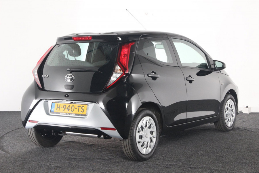 Toyota Aygo 1.0 VVT-i x-play / achteruitrijcamera / groot scherm.