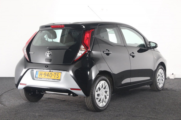 Toyota Aygo 1.0 VVT-i x-play / achteruitrijcamera / groot scherm.