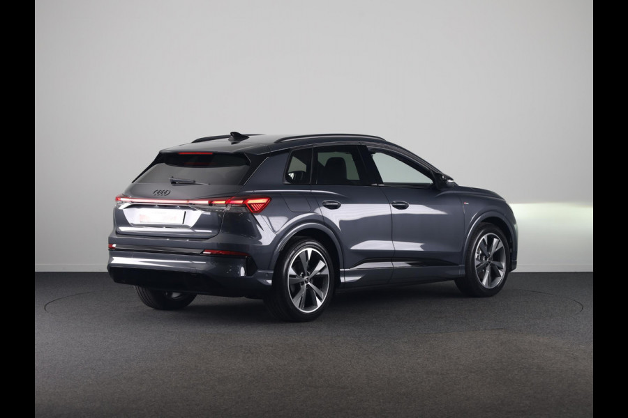 Audi Q4 e-tron S edition 82 kWh 286 pk | Techniekpakket plus | Winterpakket | Trekhaak | Optiekpakket zwart-glanzend |