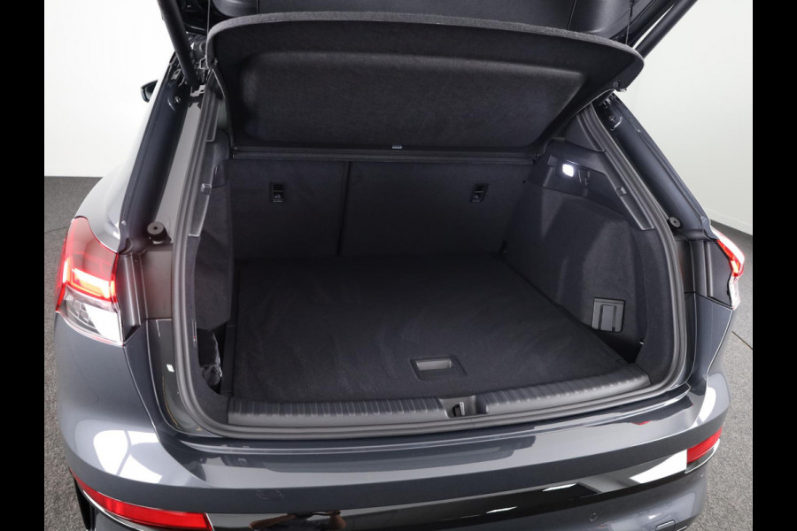 Audi Q4 e-tron S edition 82 kWh 286 pk | Techniekpakket plus | Winterpakket | Trekhaak | Optiekpakket zwart-glanzend |