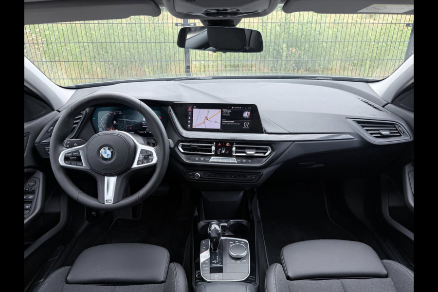 BMW 1-serie 118i Executive Edition | Carplay | PDC | Navi | Sportstuur