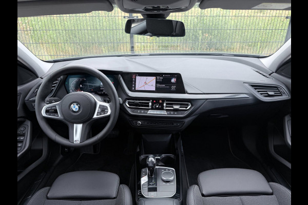 BMW 1-serie 118i Executive Edition | Carplay | PDC | Navi | Sportstuur