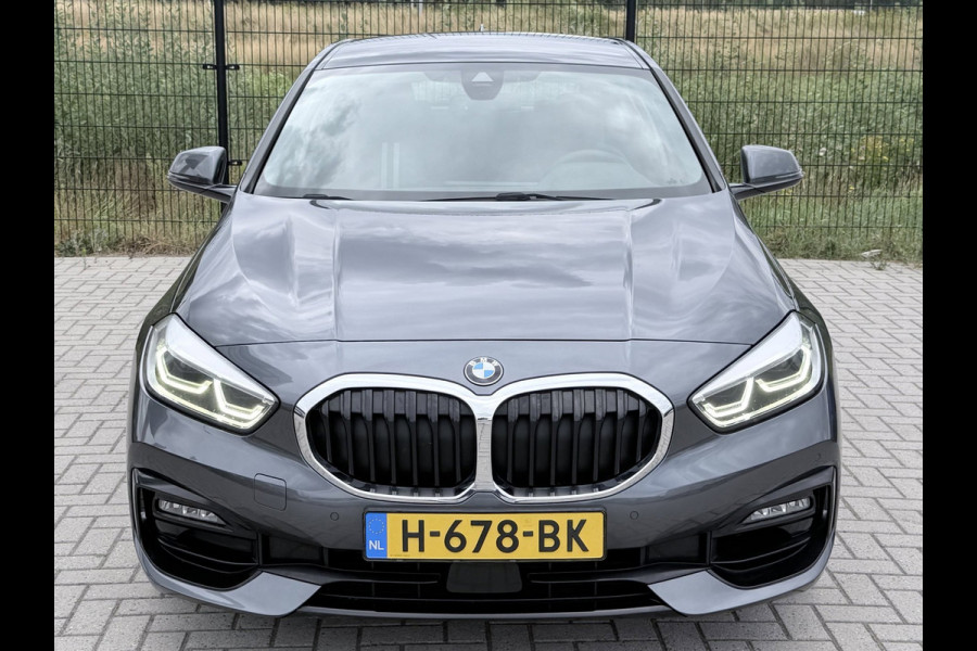 BMW 1-serie 118i Executive Edition | Carplay | PDC | Navi | Sportstuur