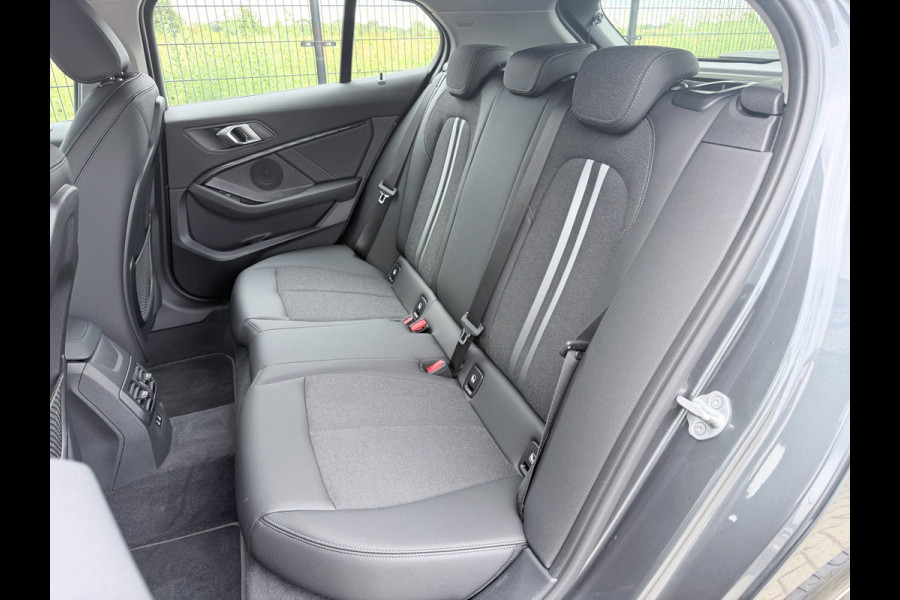BMW 1-serie 118i Executive Edition | Carplay | PDC | Navi | Sportstuur