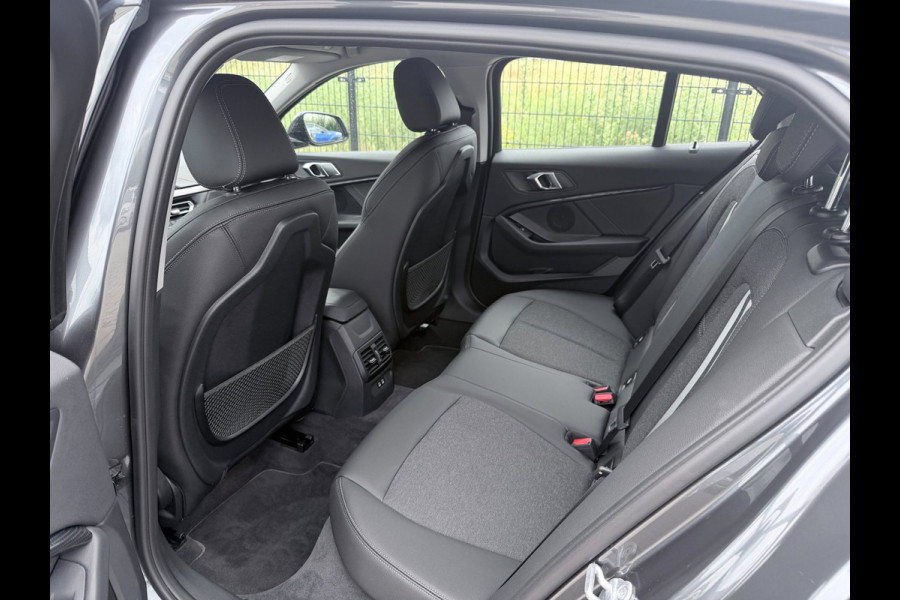 BMW 1-serie 118i Executive Edition | Carplay | PDC | Navi | Sportstuur