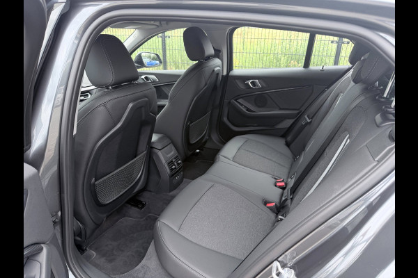 BMW 1-serie 118i Executive Edition | Carplay | PDC | Navi | Sportstuur