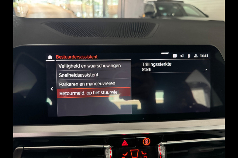 BMW 3-serie 330i High Executive Laser|Stoelverwarming|Carplay|Sfeer