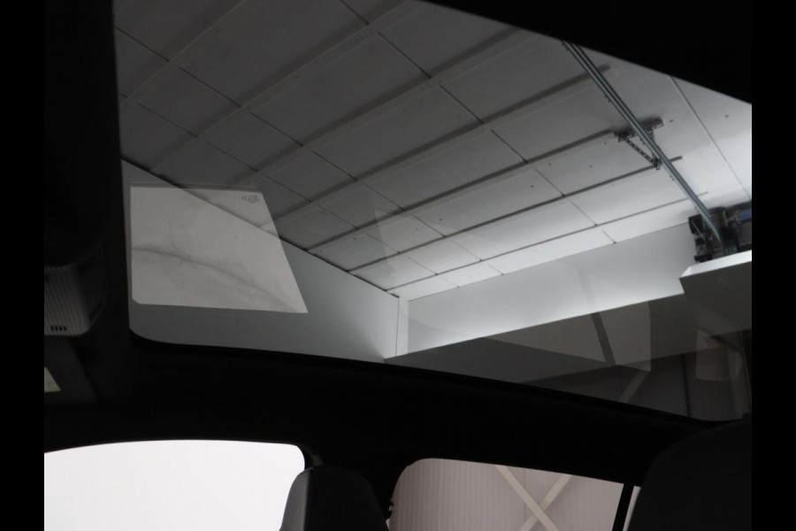 Volkswagen ID.4 Family 77 kWh | SOH 91,3% | Panoramadak | Leder/alcantara | Stuur/stoel verwarming | Sfeerverlichting | Carplay | Adaptive cruise | Camera | Park assist | Trekhaak