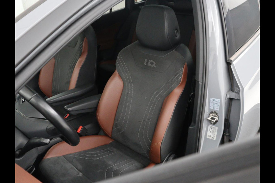 Volkswagen ID.4 Family 77 kWh | SOH 91,3% | Panoramadak | Leder/alcantara | Stuur/stoel verwarming | Sfeerverlichting | Carplay | Adaptive cruise | Camera | Park assist | Trekhaak