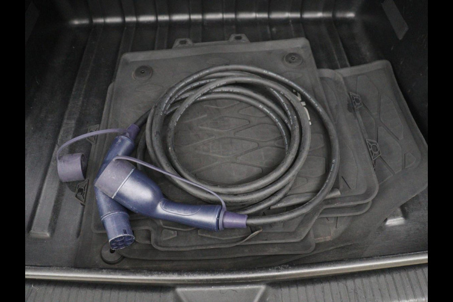 Volkswagen ID.4 Family 77 kWh | SOH 91,3% | Panoramadak | Leder/alcantara | Stuur/stoel verwarming | Sfeerverlichting | Carplay | Adaptive cruise | Camera | Park assist | Trekhaak