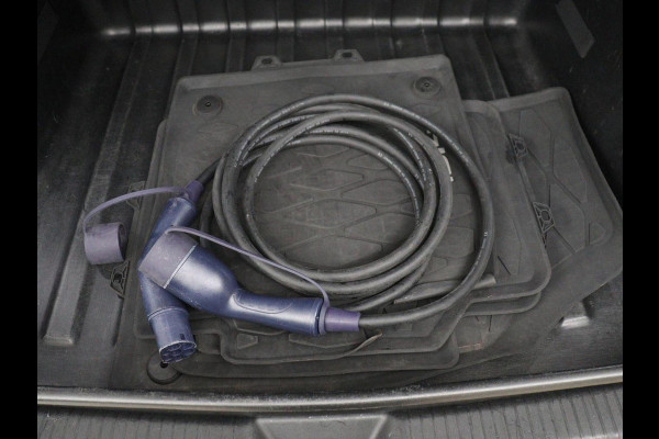 Volkswagen ID.4 Family 77 kWh | SOH 91,3% | Panoramadak | Leder/alcantara | Stuur/stoel verwarming | Sfeerverlichting | Carplay | Adaptive cruise | Camera | Park assist | Trekhaak