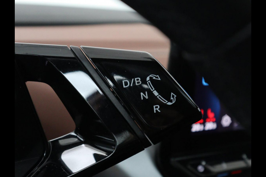 Volkswagen ID.4 Family 77 kWh | SOH 91,3% | Panoramadak | Leder/alcantara | Stuur/stoel verwarming | Sfeerverlichting | Carplay | Adaptive cruise | Camera | Park assist | Trekhaak