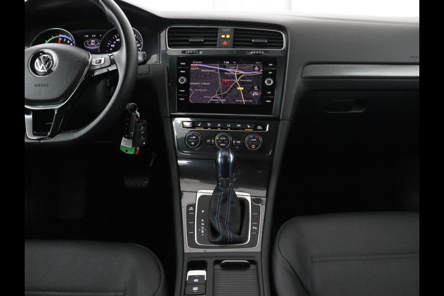 Volkswagen e-Golf 5-Deurs | Navigatie | Leder | SOH 89.8% | Climate Control | Stoelverwarming | Cruise Control | Parkeersensor | Bluetooth