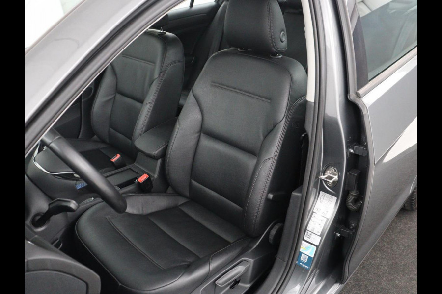 Volkswagen e-Golf 5-Deurs | Navigatie | Leder | SOH 89.8% | Climate Control | Stoelverwarming | Cruise Control | Parkeersensor | Bluetooth