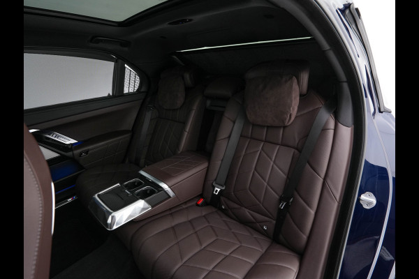 BMW i7 xDrive60 106 kWh M-Sportpack [3-Fase-11kW] {SoH-98%} (INCL.BTW) *PANO | HEAD-UP | LUXURY-LEATHER | FULL-LED | BLIND-SPOT | BOWERS&WILKINS | MEMORY-PACK | TOP-VIEW | VENTILATED/HEATED-COMFORTSEATS | SOFT-CLOSE | WIDE-SREEN-DIGICOCKPIT | KEYLESS