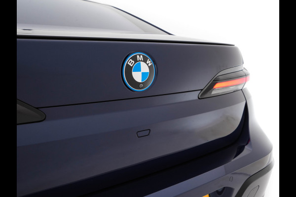 BMW i7 xDrive60 106 kWh M-Sportpack [3-Fase-11kW] {SoH-98%} (INCL.BTW) *PANO | HEAD-UP | LUXURY-LEATHER | FULL-LED | BLIND-SPOT | BOWERS&WILKINS | MEMORY-PACK | TOP-VIEW | VENTILATED/HEATED-COMFORTSEATS | SOFT-CLOSE | WIDE-SREEN-DIGICOCKPIT | KEYLESS