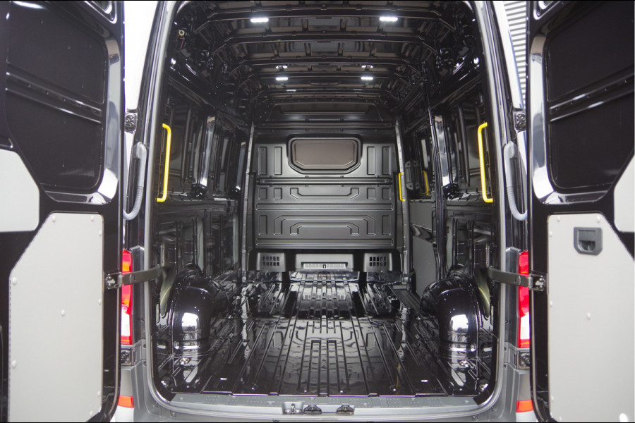 Volkswagen Crafter 35 2.0 TDI L3H3(L2H2) AUT. 3-ZITS, FACELIFT, CAMERA, GEV. STOEL, CRUISE, LEDER STUUR, CLIMA