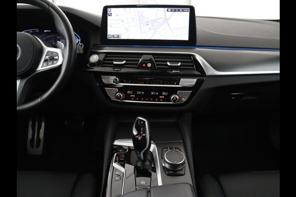 BMW 5 Serie 530e xDrive High Executive | SOH 89,6% | Panoramadak | Leder | Memory | Stoelverwarming | Harman/Kardon | Carplay | Sfeerverlichting | Cruise control | PHEV