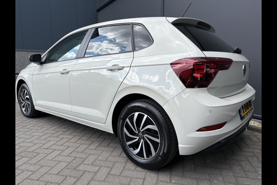 Volkswagen Polo 1.0 TSI Life Airco - Apple carplay - Parkeersensoren - Led verlichting - Radio - Cruise control - Bluetooth - Stuur multifunctioneel - Elektrische ramen - Licht metalen velgen 15 inch
